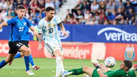 Messi erzielt fuenf Tore waehrend Argentinien seinen ungeschlagenen Lauf verlaengert