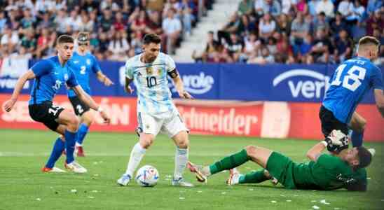 Messi trifft fuenf Mal gegen Estland und ueberholt Puskas auf