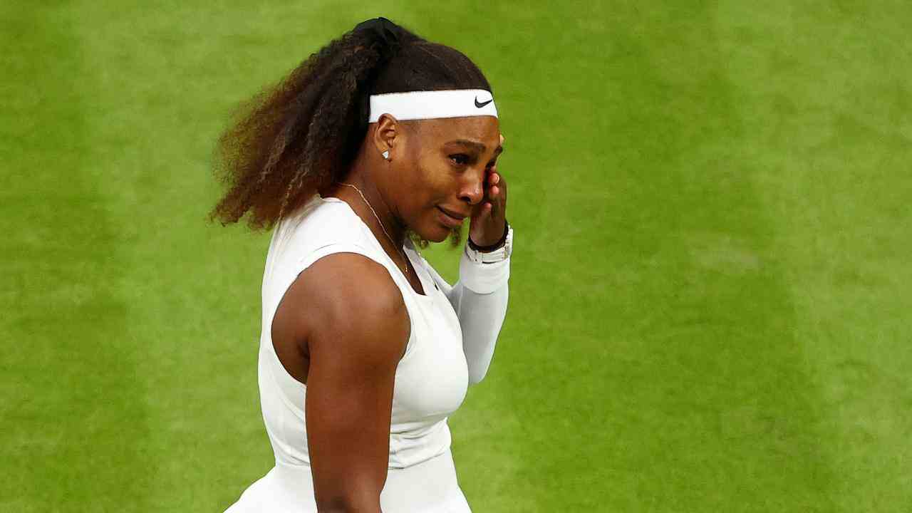 Serena Williams bricht in Wimbledon wegen einer Oberschenkelverletzung in Tränen aus.