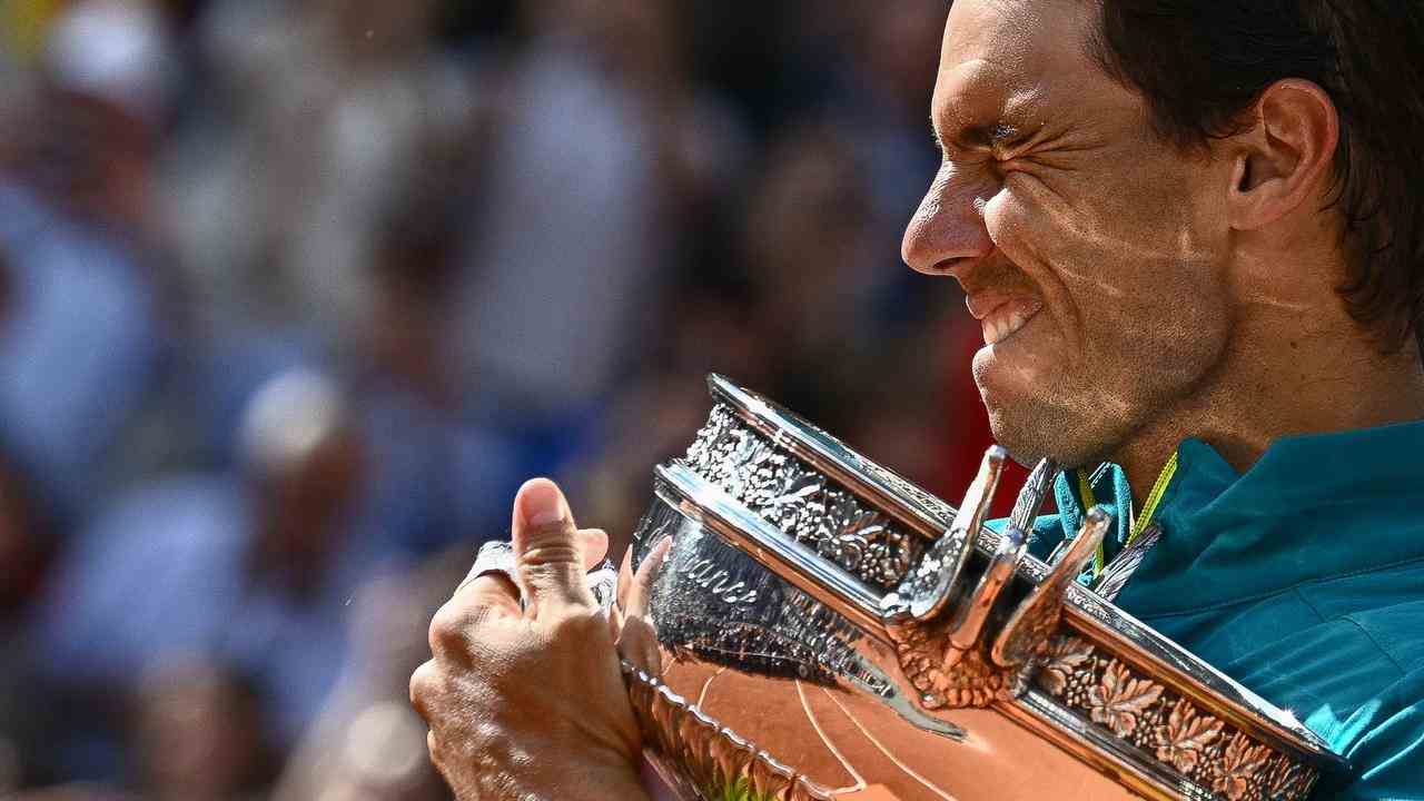 Rafael Nadal posiert mit der Tasse und knirscht mit den Zähnen.
