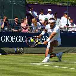 Nadal gewoehnt sich beim Demonstrationsturnier im Vorfeld von Wimbledon an