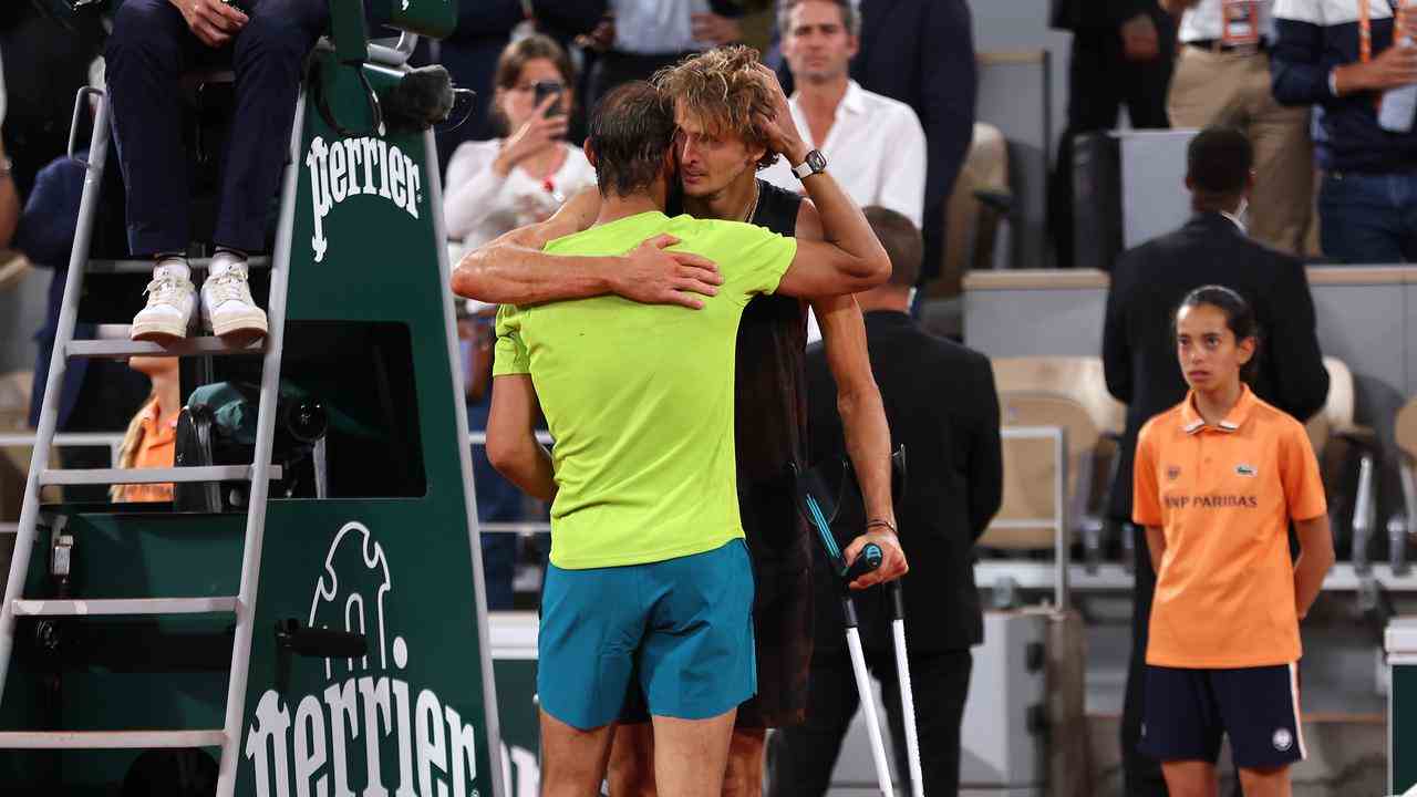 Rafael Nadal umarmt Alexander Zverev.