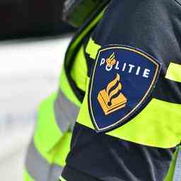 Nijmegen 21 der einen Polizisten meterweit von seinem Auto wegschleift