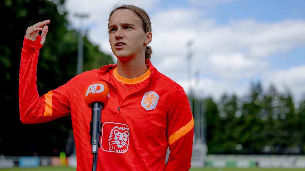 Vivianne Miedema erläutert im Namen des Spielerrats nach dem Montagstraining den Deal mit dem KNVB.