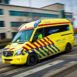 Person nach Unfall in Leusden schwer verletzt Strasse voruebergehend gesperrt