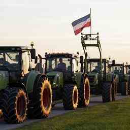 Prozession von Hunderten von Traktoren auf der A50 auch Bauern