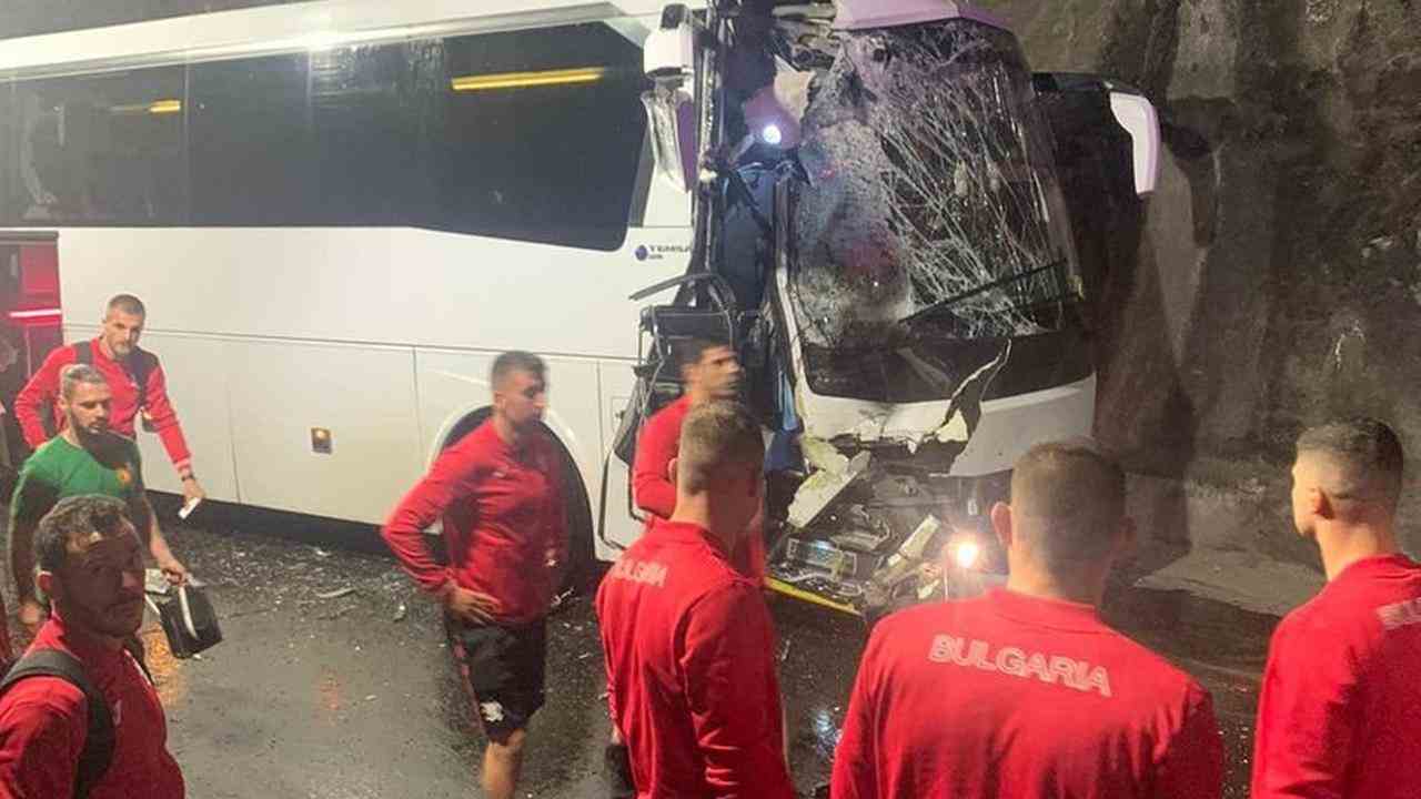 An den Bussen der Spieler entstand am Freitag erheblicher Sachschaden.