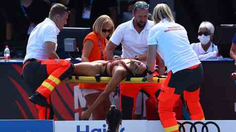 Schwimmer wurde vom Trainer dramatisch gerettet nachdem er unter Wasser