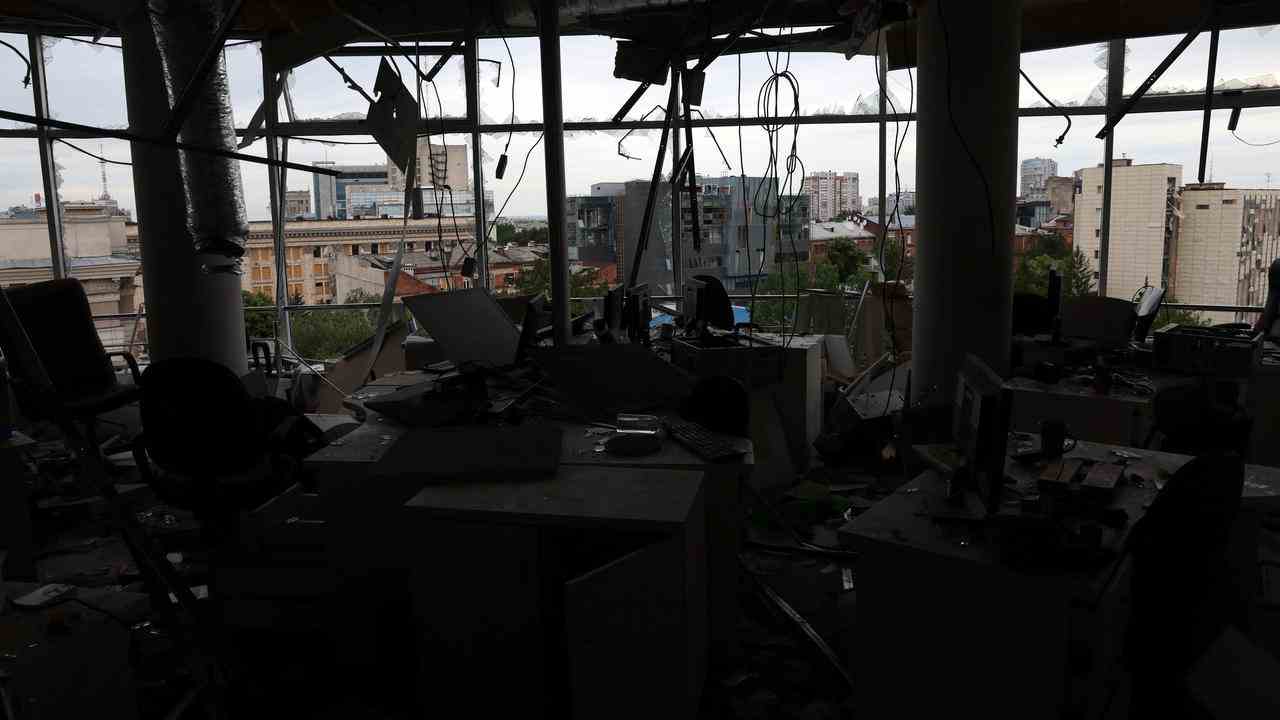 Ein Bürogebäude in Charkiw wurde durch Beschuss schwer beschädigt.