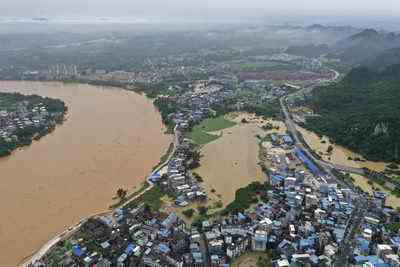Suedchina wird von schweren Regenfaellen und Ueberschwemmungen heimgesucht waehrend das