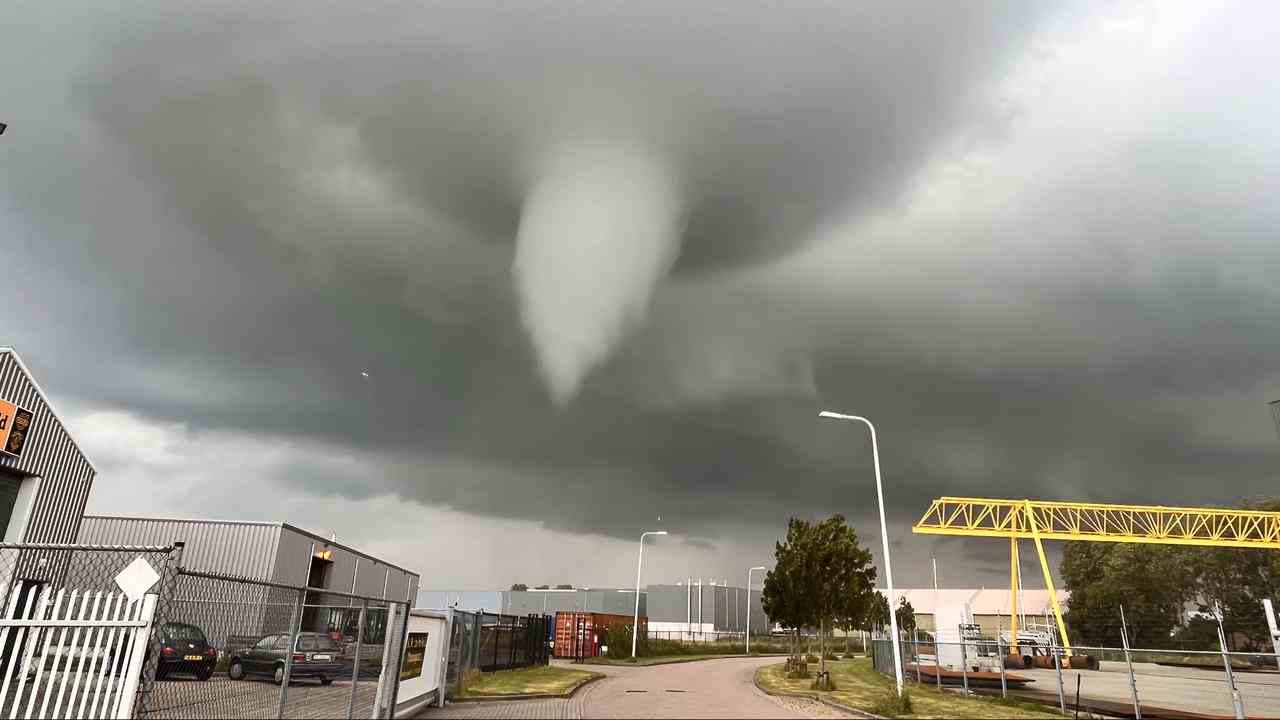 Der Tornado traf am frühen Montagnachmittag auf Land.