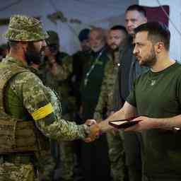 Ukraine rechnet erst im August mit neuen Friedensgespraechen Selenskyj besucht