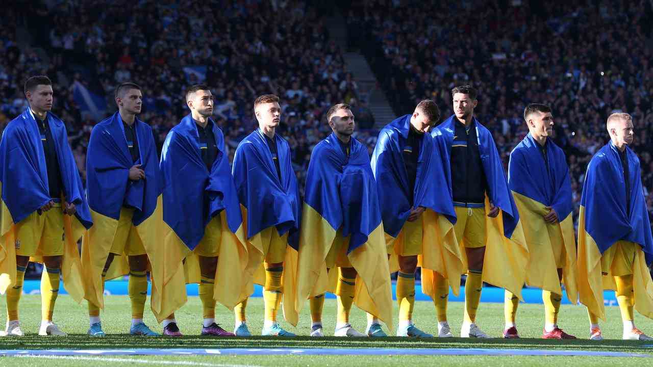 Die ukrainischen Spieler kamen mit den Flaggen ihres Landes um die Schultern geschlungen auf das Spielfeld.