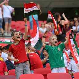 Ungarn empfaengt England in einem mit Kindern gefuellten Stadion