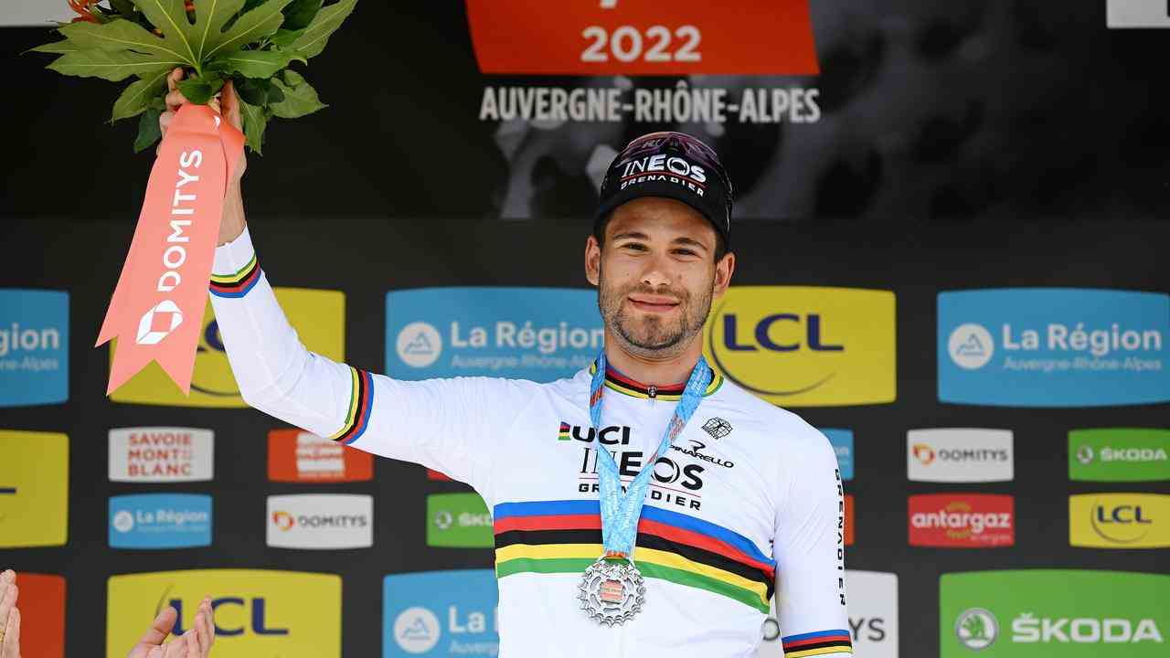 Filippo Ganna mit den Blumen nach seinem gewonnenen Zeitfahren in der Dauphiné.