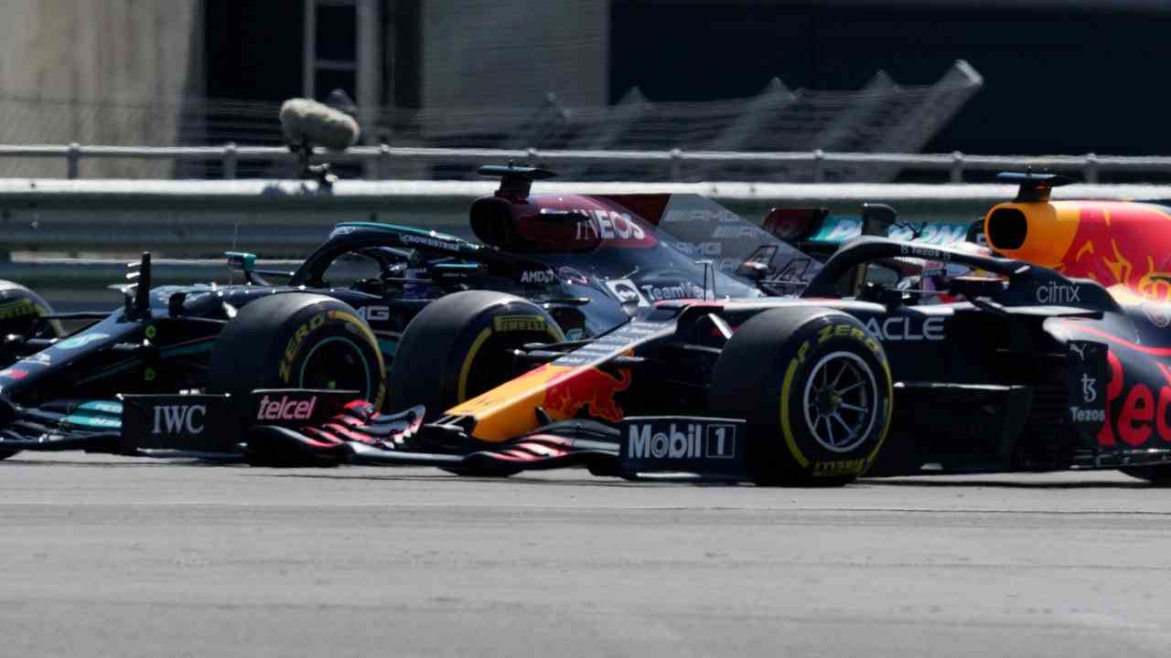 Das letztjährige Rennen in Silverstone endete für Max Verstappen mit einem schweren Sturz, nachdem er mit Lewis Hamilton in Kontakt gekommen war.