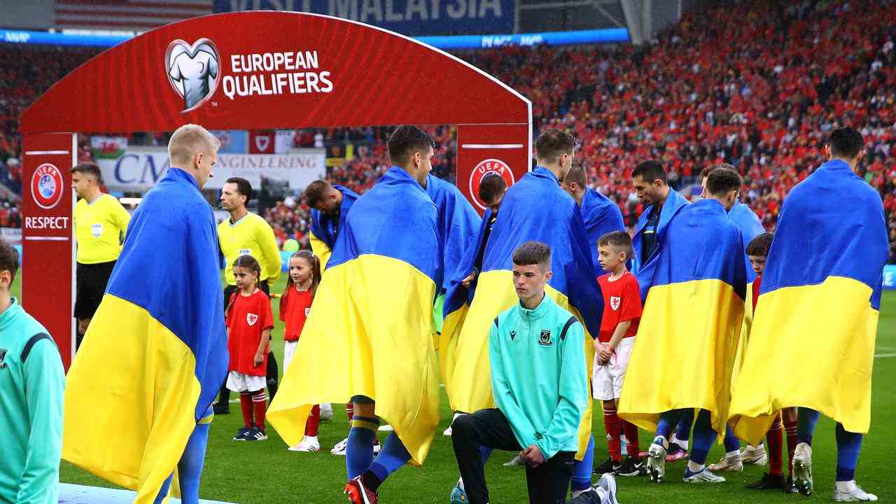 Vor dem Spiel betraten die Spieler der Ukraine mit der Nationalflagge das Spielfeld.