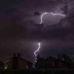 Wettervorhersage Code gelb wegen starker Regenfaelle und Gewitter JETZT