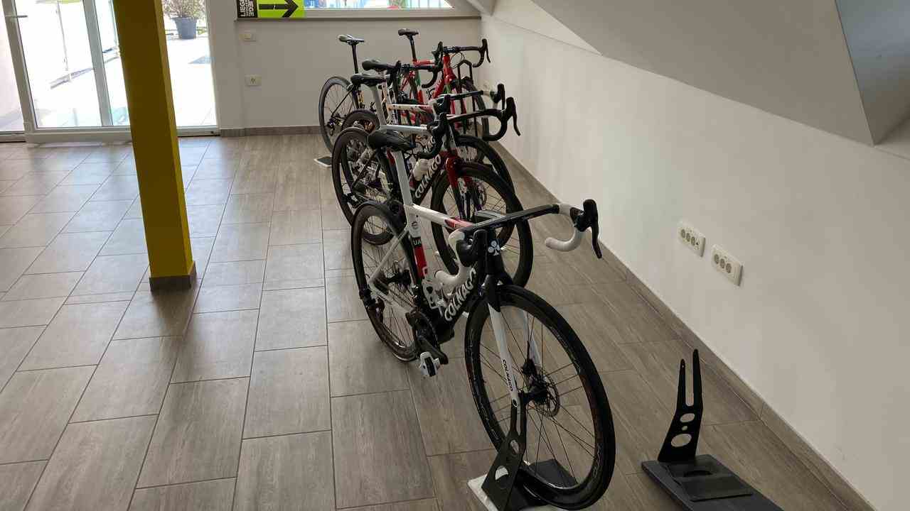 Fahrradsammlung von Tadej Pogacar im Clubhaus des Radsportvereins Rog.
