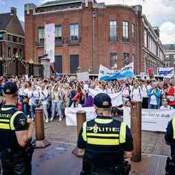 1656690620 Polizei stoppt demonstrierende Hausaerzte am Binnenhof JETZT
