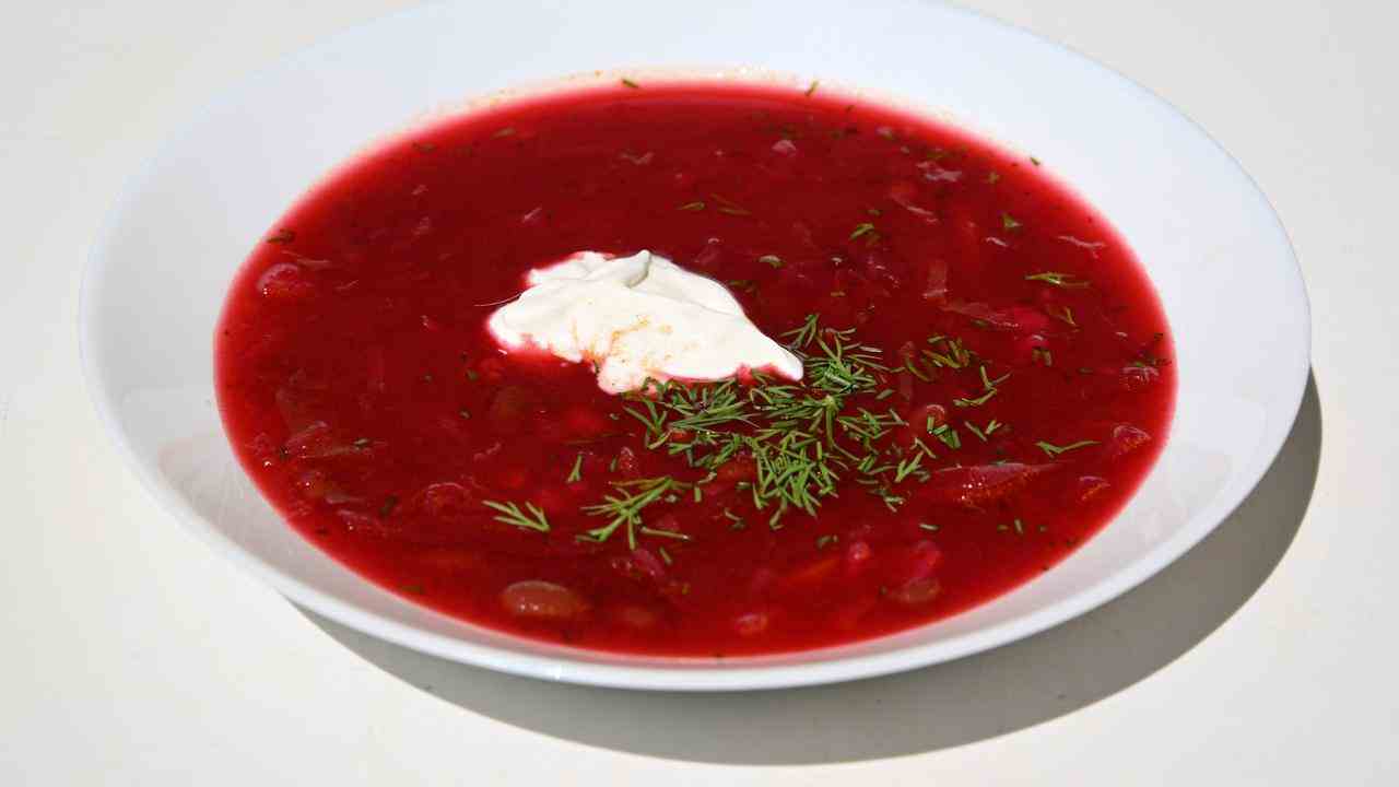 Borstsj, die Rote-Bete-Suppe mit so viel zu tun.