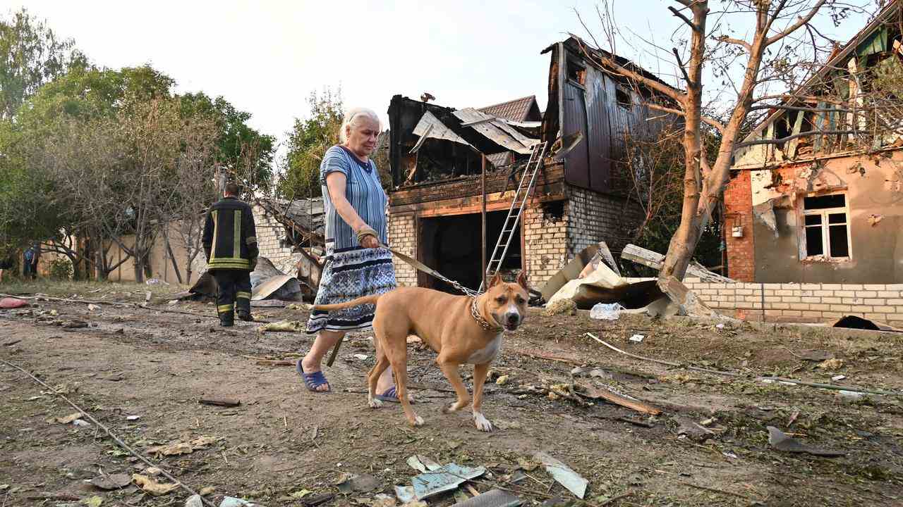 Eine Frau geht in Charkiw mit dem Hund spazieren.  Die Stadt wurde kürzlich erneut von Russland beschossen.