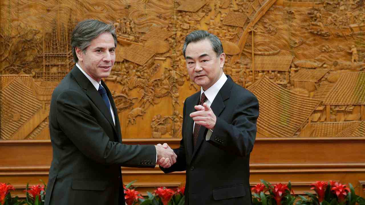 Der chinesische Außenminister Wang Yi und sein amerikanischer Amtskollege Antony Blinken bei einem früheren Treffen im Jahr 2015.