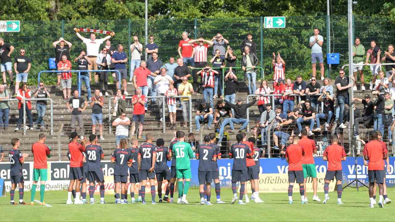 Die PSV-Spieler bedanken sich im Anschluss bei den mitgereisten Fans.