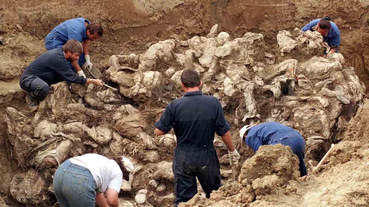 Gerichtsmediziner untersuchen im September 1996 ein Massengrab mit Dutzenden von Leichen in der Nähe von Pilice.