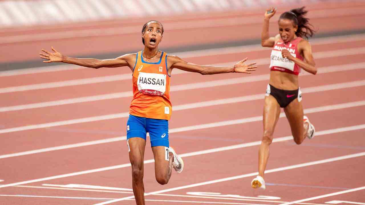 Sifan Hassan jubelt nach ihrem goldenen Rennen über 10.000 Meter in Tokio.