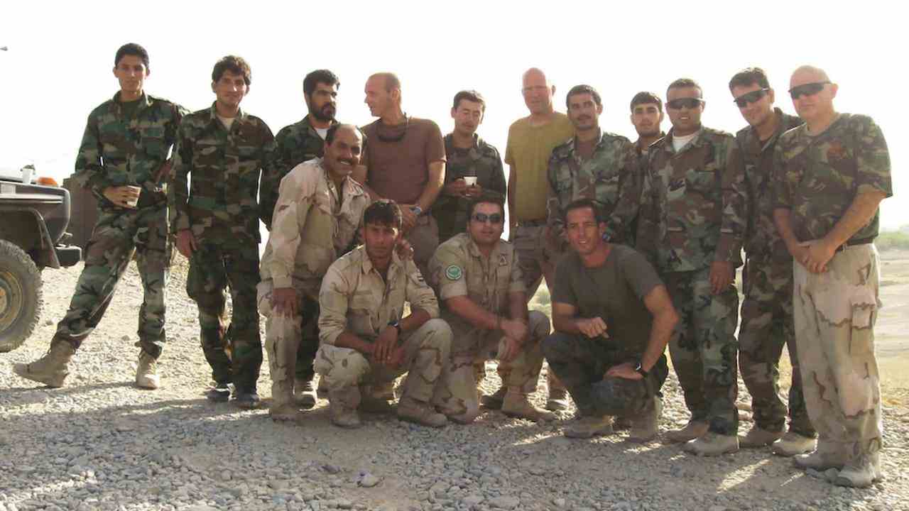 Dolmetscher und niederländische Soldaten posieren in Uruzgan, Abdul Jabar zweiter von links.