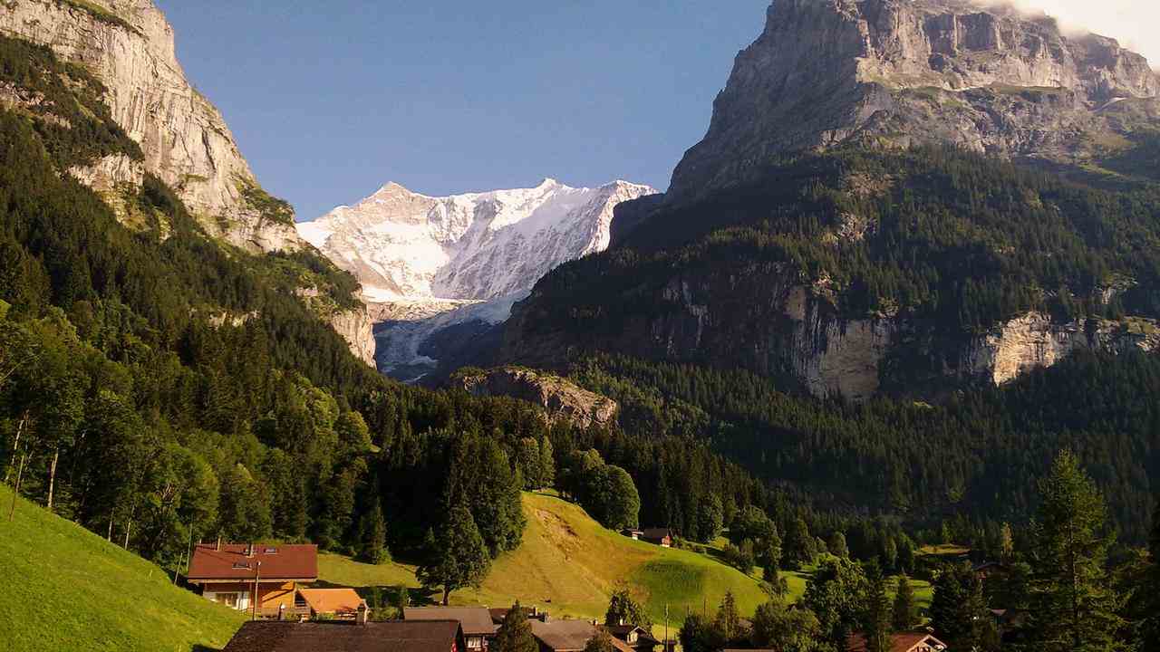 Blick auf den schnell schmelzenden Rheingletscher bei Grindelwald.