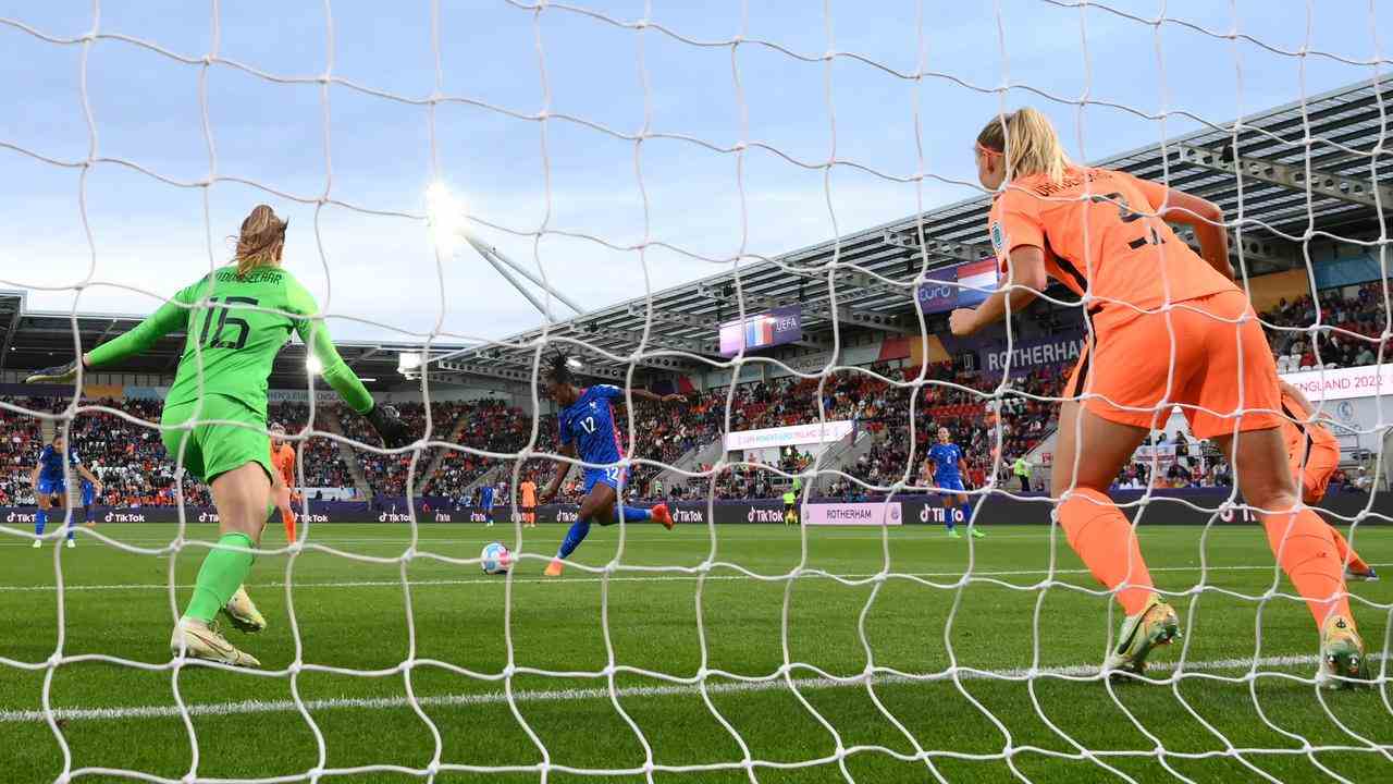 Stefanie van der Gragt nimmt den Ball heldenhaft von der Torlinie.