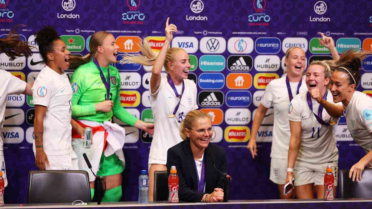 Die Pressekonferenz von Sarina Wiegman wurde von feiernden Spielerinnen unterbrochen.