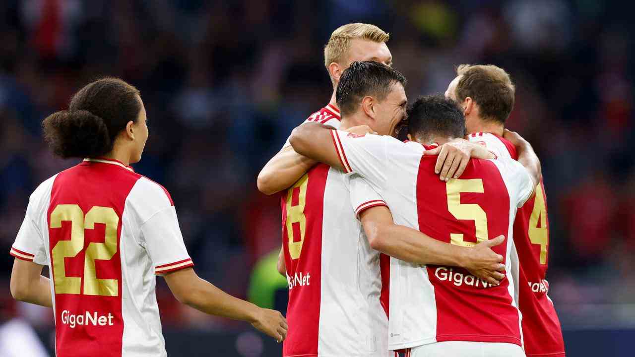 Ajax feiert das 2:1 von Steven Berghuis gegen Shakhtar Donetsk.