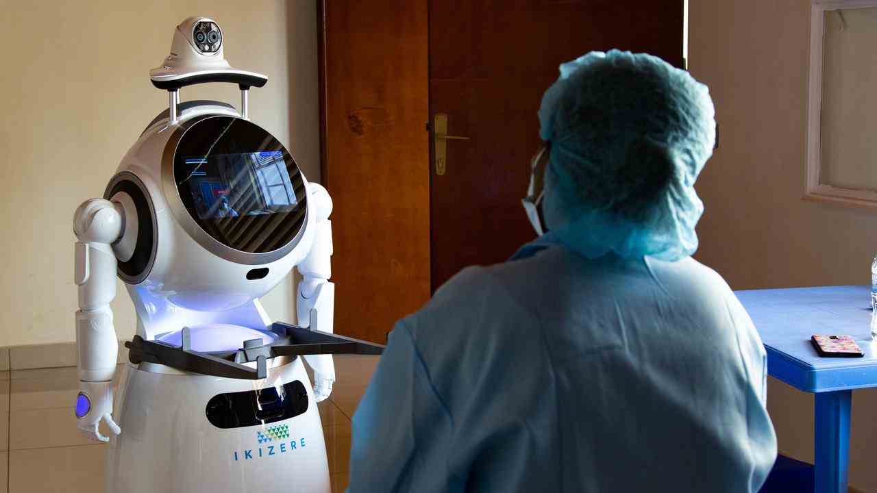 Altenpflege muss digitalisieren aber nur Roboter sind nicht die Loesung