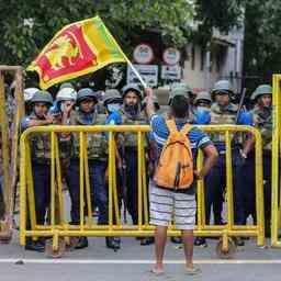 Armee und Polizei raeumen das Protestlager am Buero des srilankischen