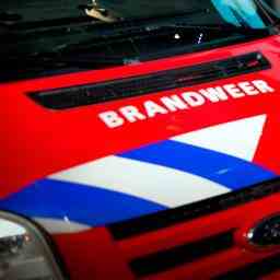 Auto fliegt ueber Kreisverkehr in Hilvarenbeek drei Verletzte ins Krankenhaus