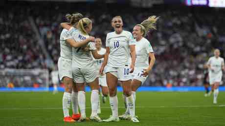 BBC Moderator sagt die englische Frauenmannschaft sei zu weiss VIDEO —