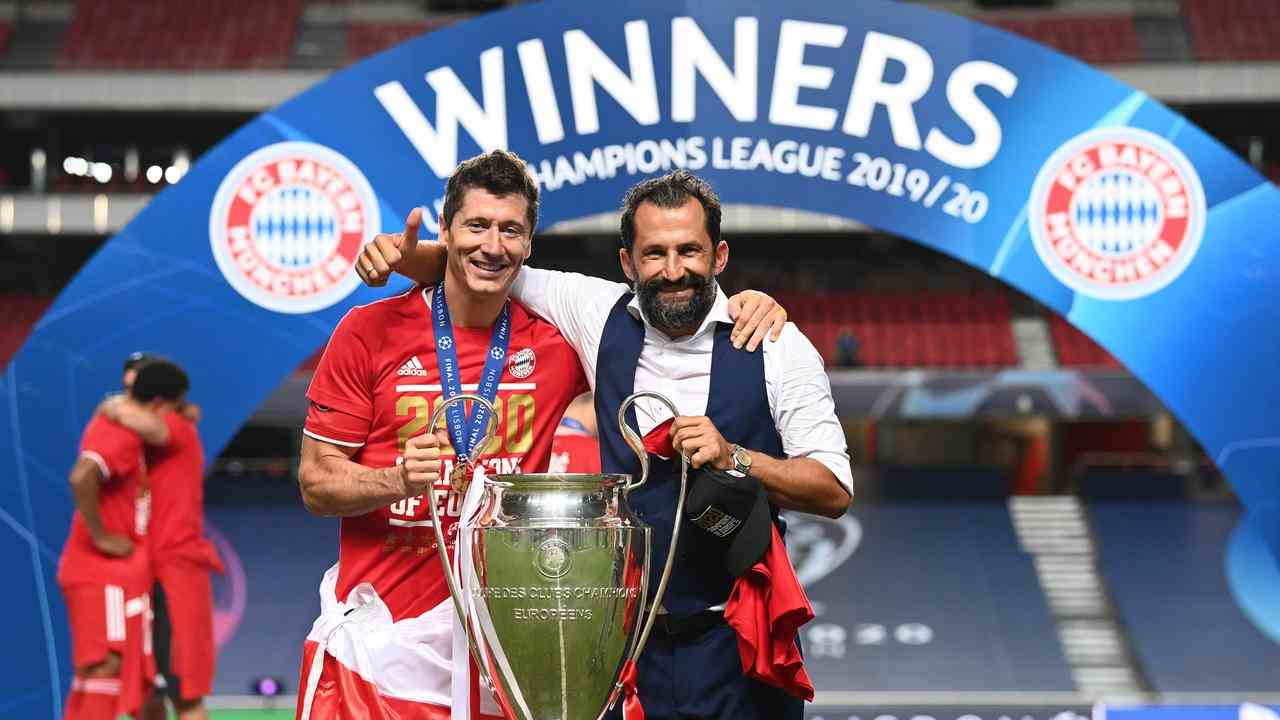 Robert Lewandowski und Hasan Salihamidzic nach dem Champions-League-Sieg 2020.