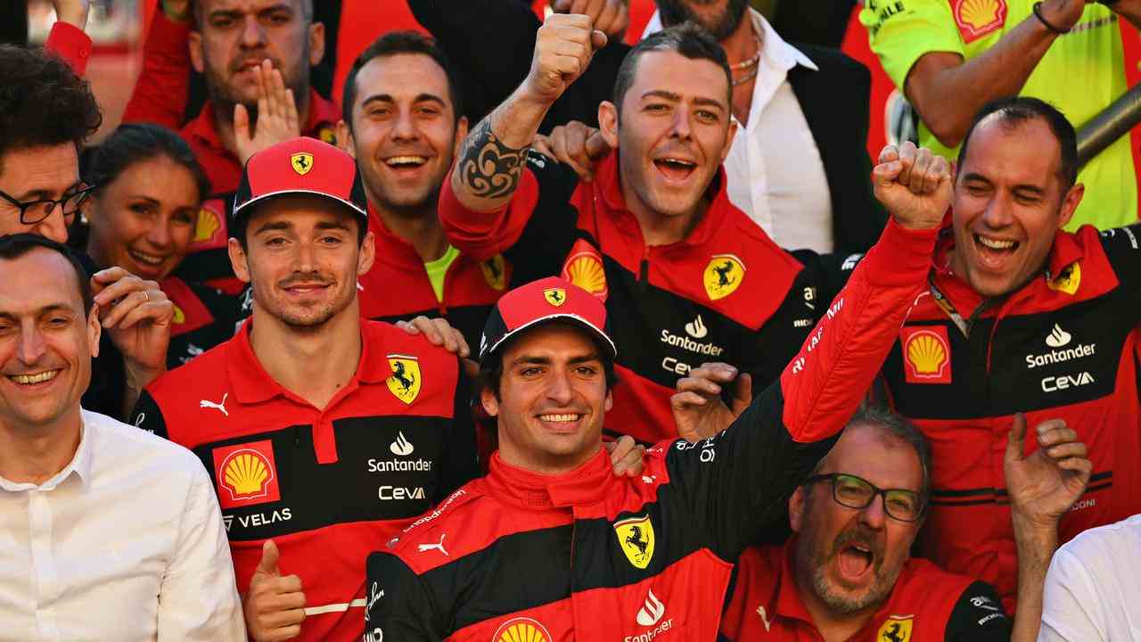 Sainz und Leclerc auf dem Teamfoto von Ferrari.