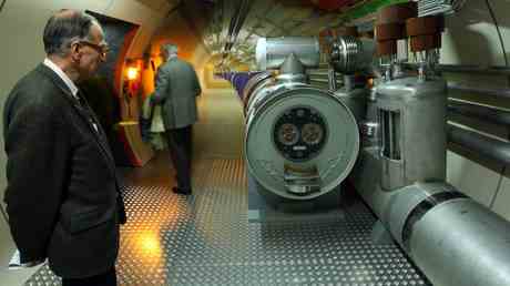 CERN Wissenschaftler dringen tiefer in die Geheimnisse des Universums ein —