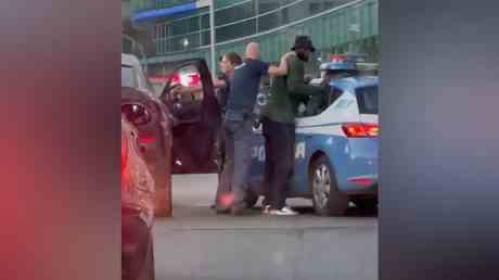 Chelsea Star von italienischer Polizei mit vorgehaltener Waffe festgenommen VIDEO —
