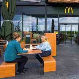 Das Anzuenden einer Zigarette auf einer McDonalds Terrasse wird bald verboten