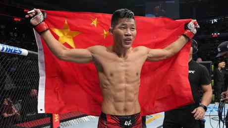 Dem chinesischen UFC Kaempfer wird die Flagge nach dem Sieg „weggerissen