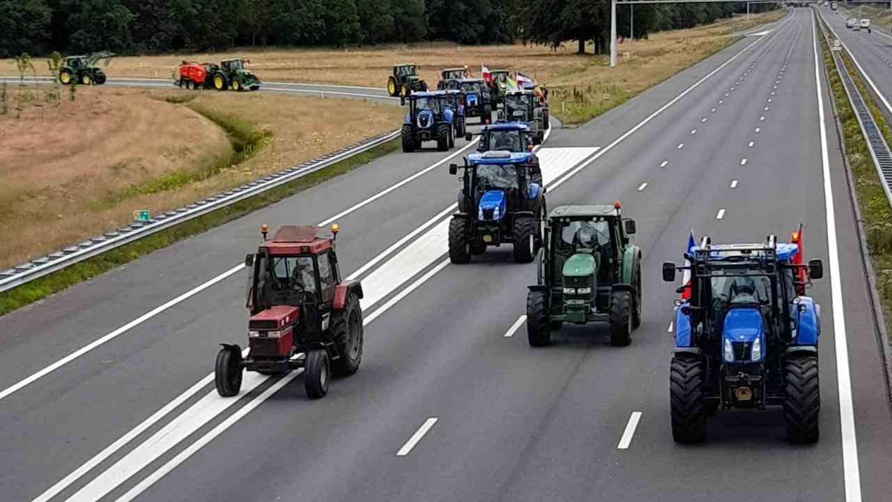 Landwirte fahren auch Traktoren auf den Autobahnen.