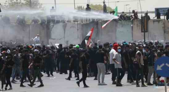 Demonstranten stuermen und besetzen Parlamentsgebaeude in der irakischen Hauptstadt Bagdad