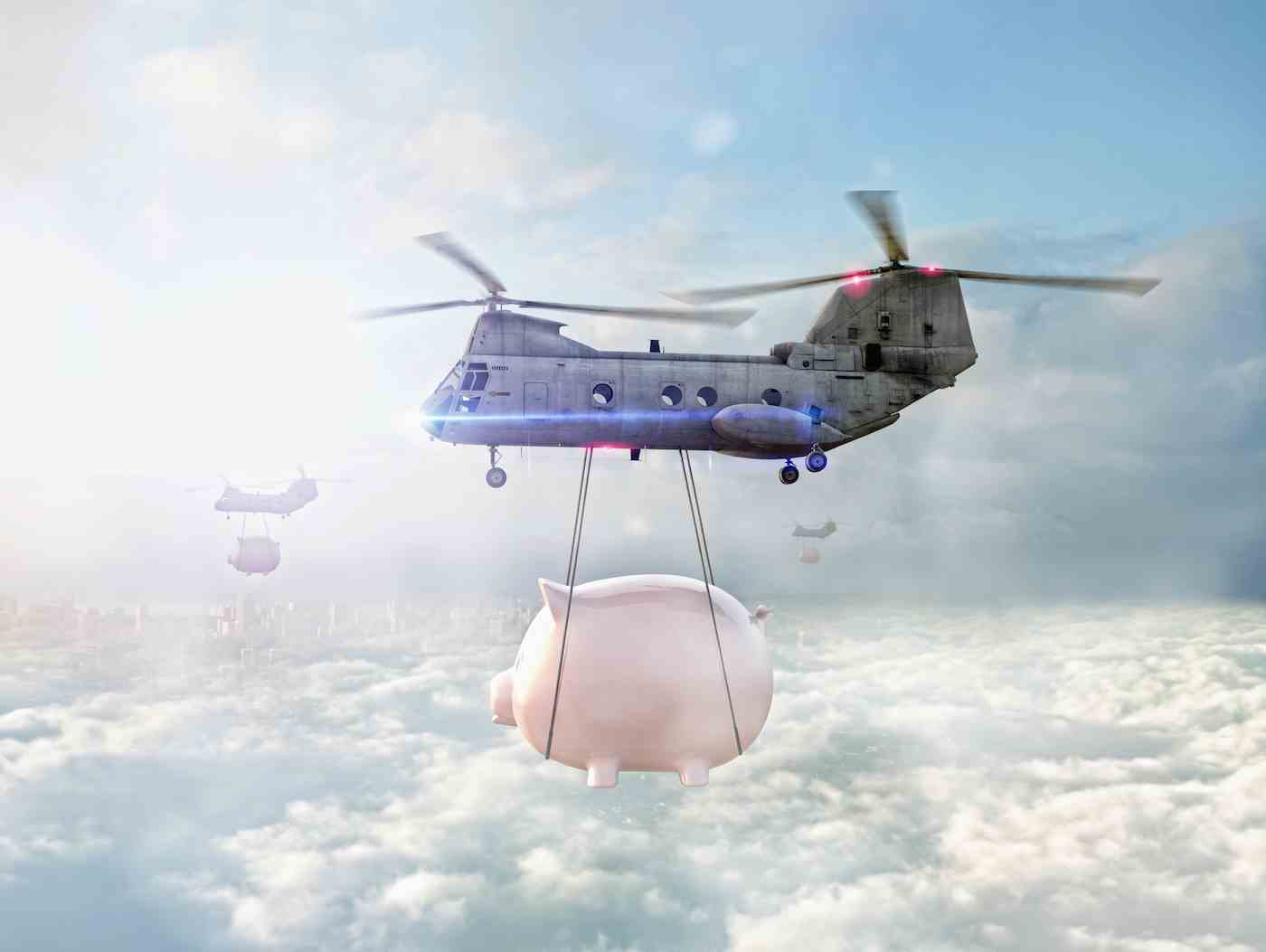 Hubschrauber, die Sparschweine über Wolken tragen