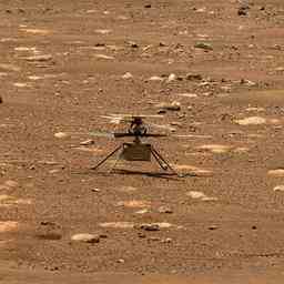 Der Mars Helikopter wird in den kommenden Wochen zum Aufladen am
