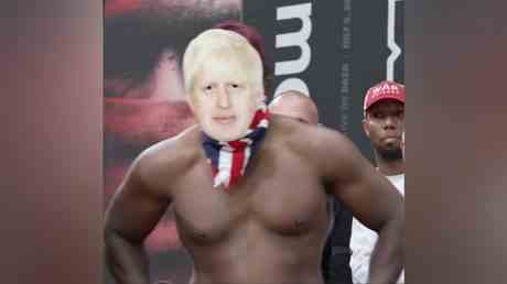 Der britische Boxer zollt dem gestuerzten Premierminister Johnson VIDEO einen